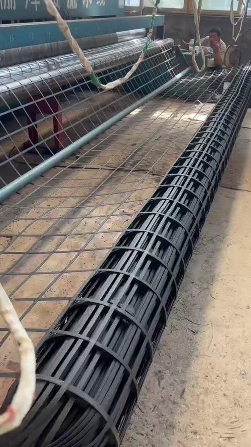 土工格栅厂家选购指南 道路专用格栅与抗老化农用围网全解析